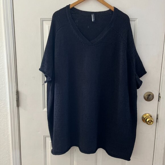 Rundholz Woman's Black Over-Sized Knit Lagoon-Look Short Sleeved Heavy Sweater - Picture 2 of 8